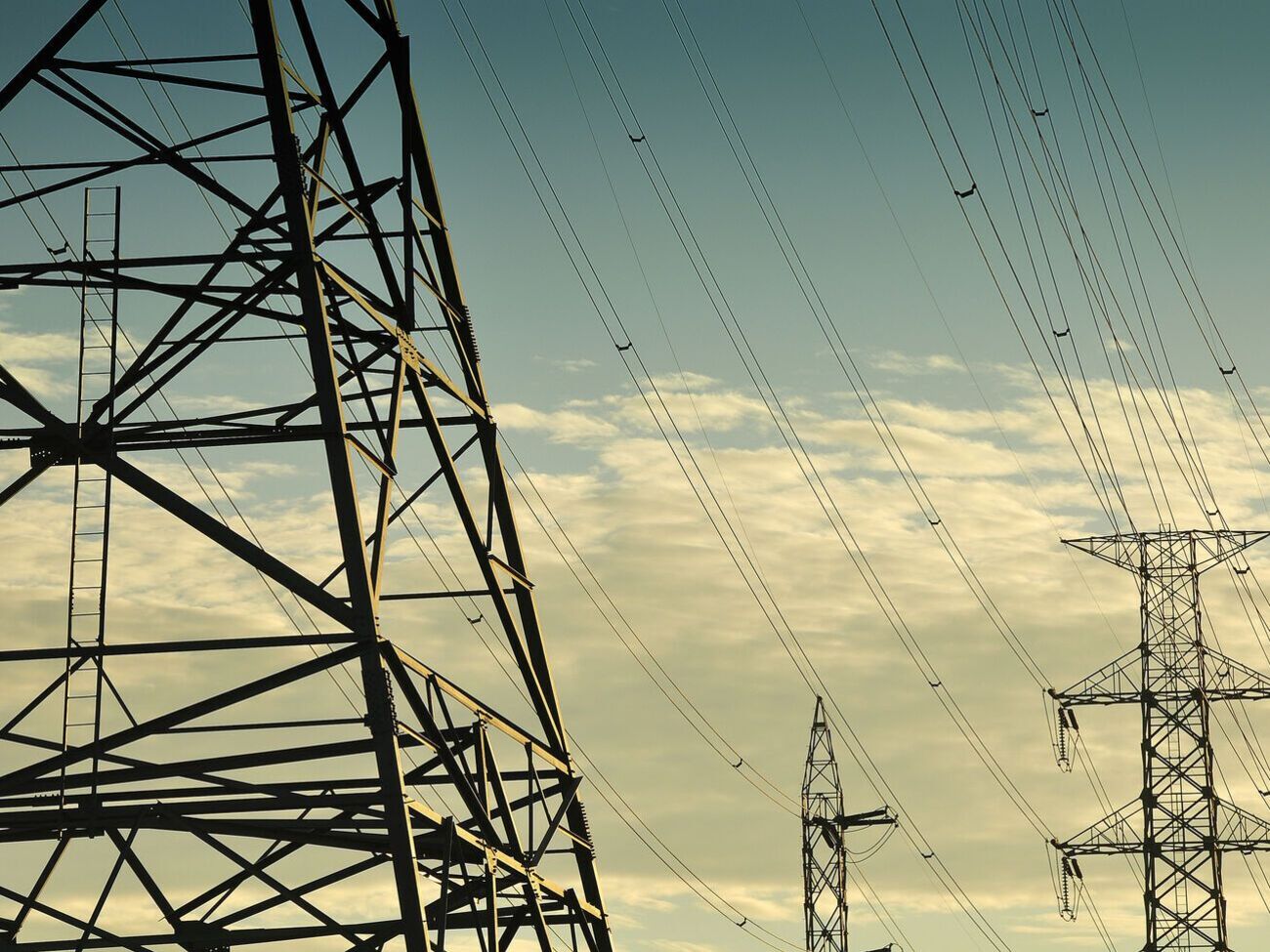 Энергосистема Украины перенесла 13 волн массированных ракетных атак