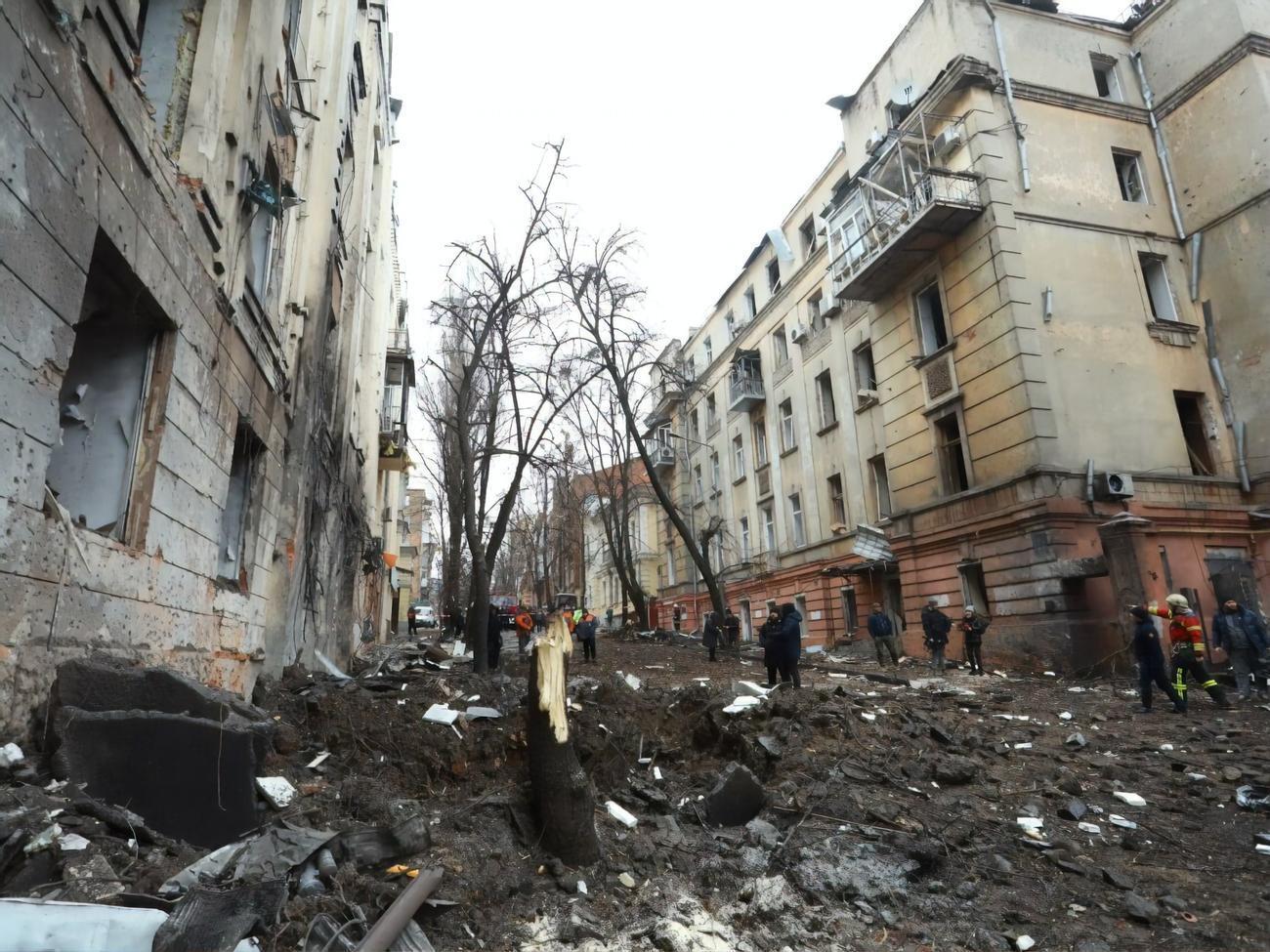 Количество пострадавших от ракетного удара по Харькову возросло до пяти человек. Синегубов показал последствия обстрела. Фоторепортаж