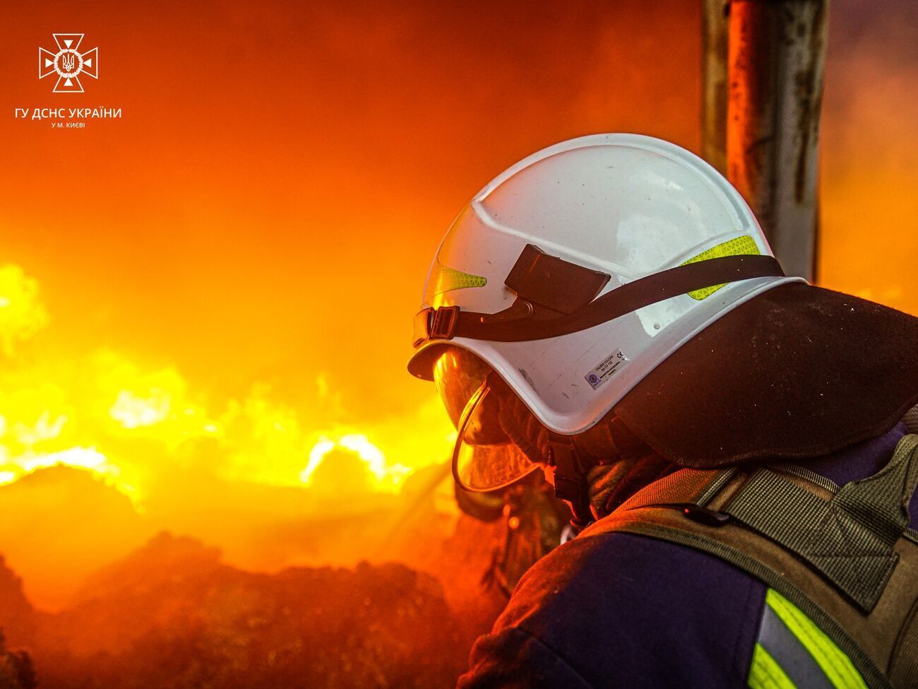 Спасатели потушили пожар, возникший после обстрела