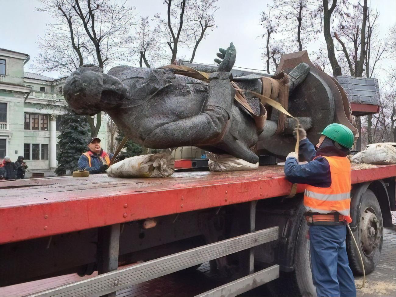 6 січня у Дніпрі демонтували пам'ятник Ломоносову