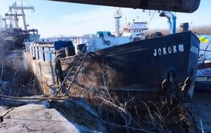 Течь дала баржа, построенная более 100 лет назад. Сейчас она стоит в порту Рени, экипаж проводит ремонт