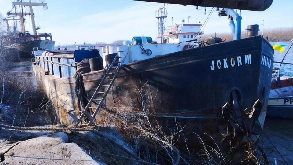 Течь дала баржа, построенная более 100 лет назад. Сейчас она стоит в порту Рени, экипаж проводит ремонт