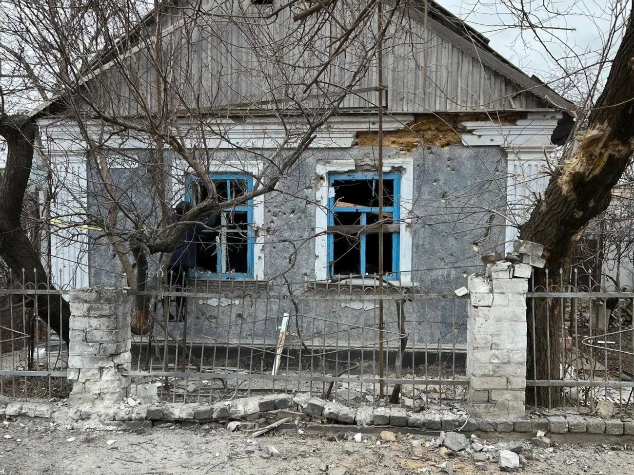 В результате обстрела повреждены жилые дома и коммуникации