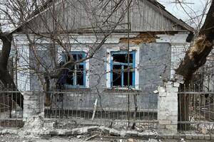 В результате обстрела повреждены жилые дома и коммуникации