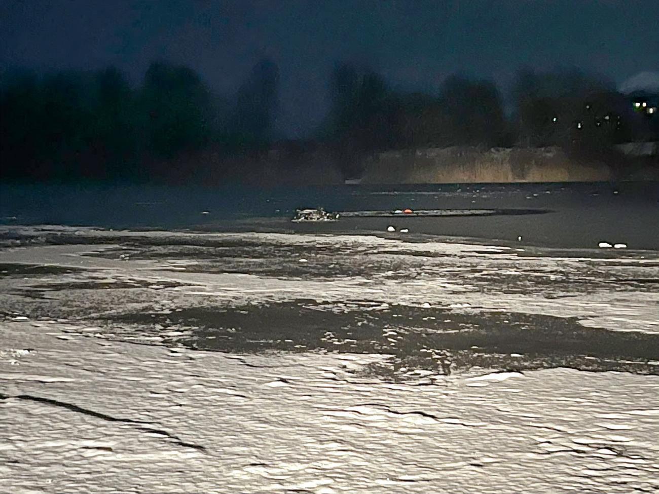 Мужчина гулял с коляской и провалился в воду