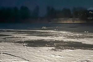 Мужчина гулял с коляской и провалился в воду