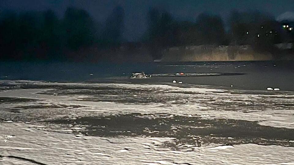 Чоловік гуляв із візочком і провалився у воду
