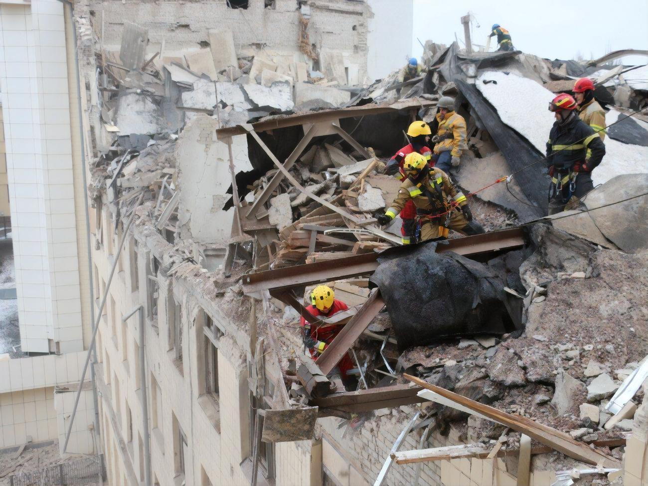 Российские ракеты С-300 попали по зданию университета и рядом с жилым домом