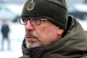 Резников на этой неделе не уйдет с должности главы Минобороны, заявил Арахамия