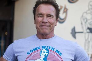 Шварценеггер після зіткнення відвіз велосипед жінки на ремонт