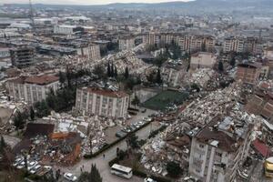 В результате землетрясения в Турции погибло 912 человек