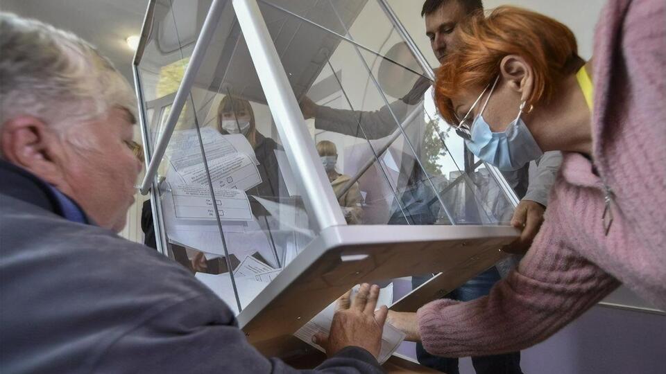 Россия планирует провести "выборы" на временно оккупированных украинских территориях, чтобы попытаться повысить "легитимность" их незаконной аннексии, полагают в британской разведке