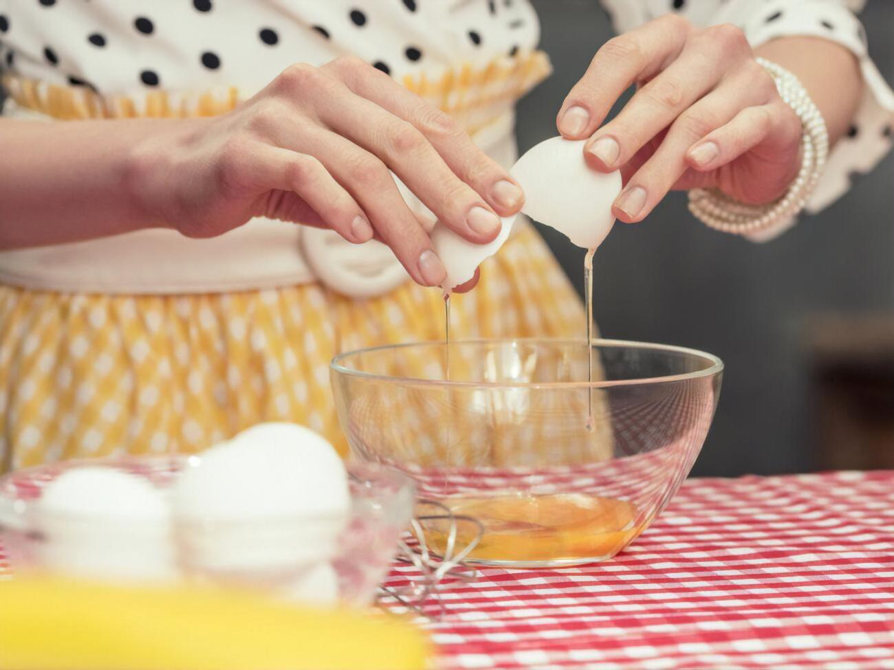 Яйца нужно предварительно взбить в отдельной емкости