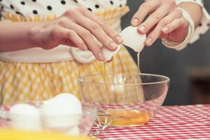 Яйца нужно предварительно взбить в отдельной емкости