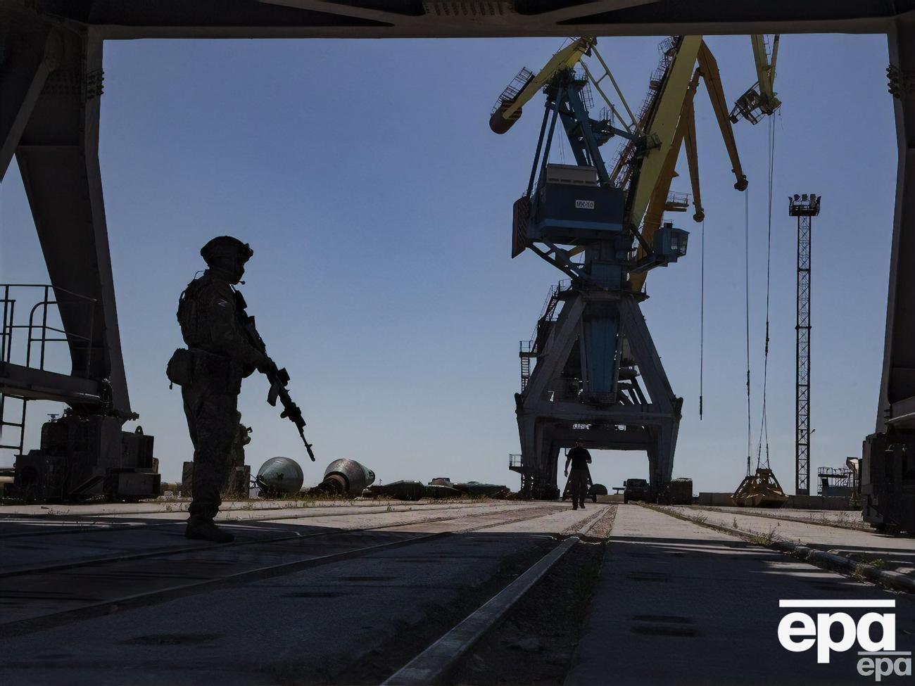 Мариупольский порт оккупанты превращают в военную базу, заявил Андрющенко