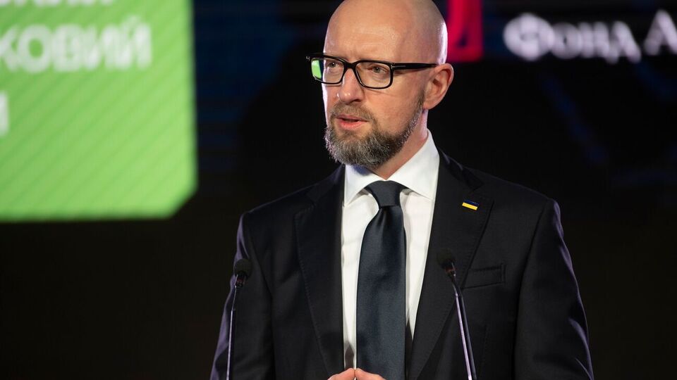 Санкції не вирішують воєнного конфлікту, вважає Яценюк