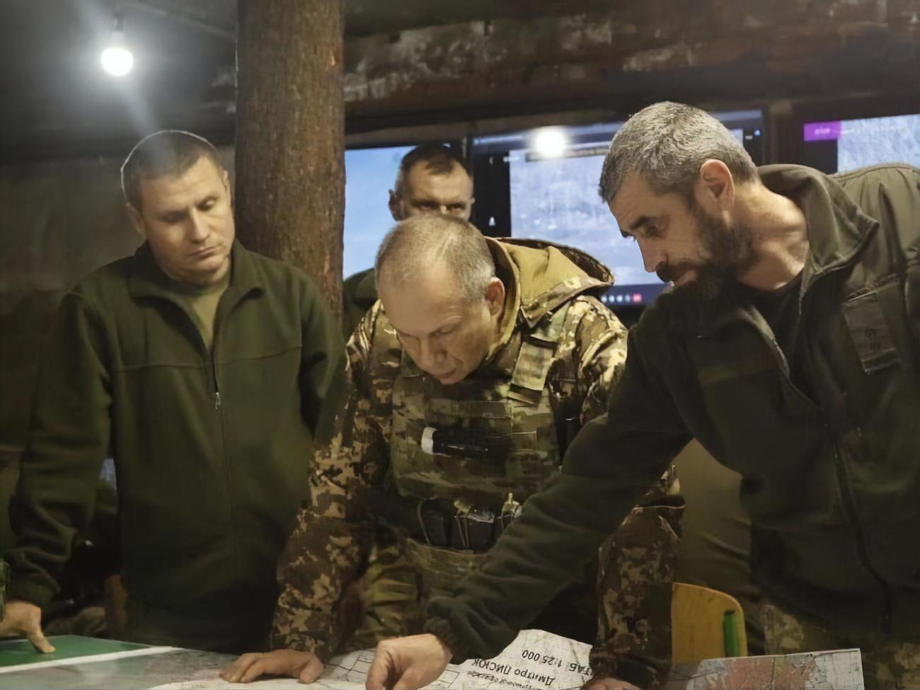 Сирський (у центрі) розповів про оборону Бахмута