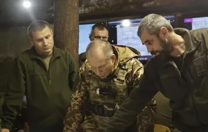 Сирський (у центрі) розповів про оборону Бахмута