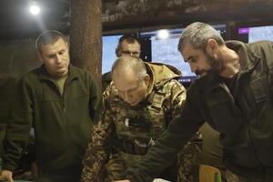 Сырский (в центре) рассказал об обороне Бахмута