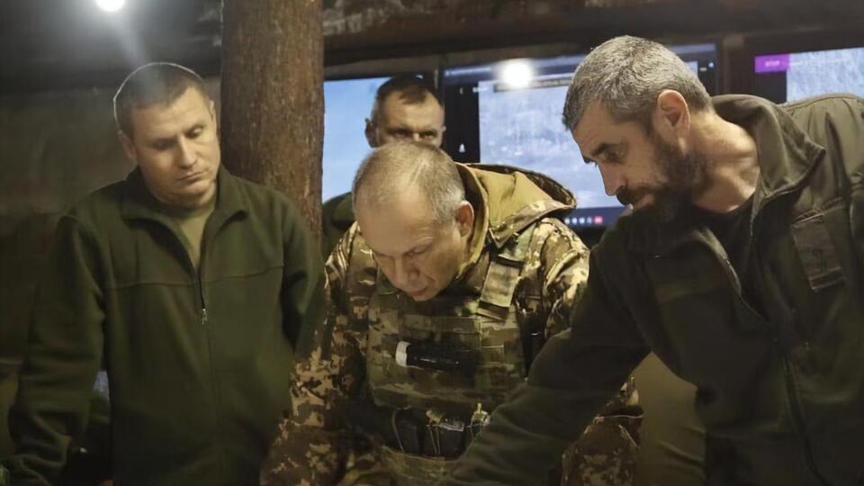 Сырский (в центре) рассказал об обороне Бахмута