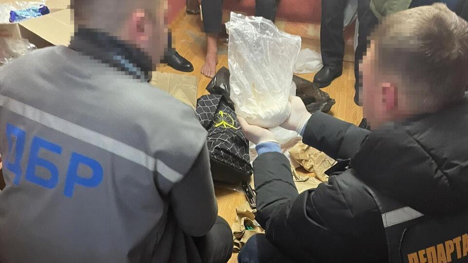 Во время обысков нашли 1,5 кг амфетамина, 1 кг метамфетамина, 8 кг синтетических наркотиков и другие вещества