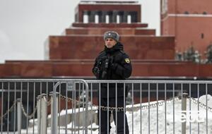 Российские правоохранители задержали мужчину, который около полуночи попытался открыть дверь в мавзолей, где находится тело Ленина