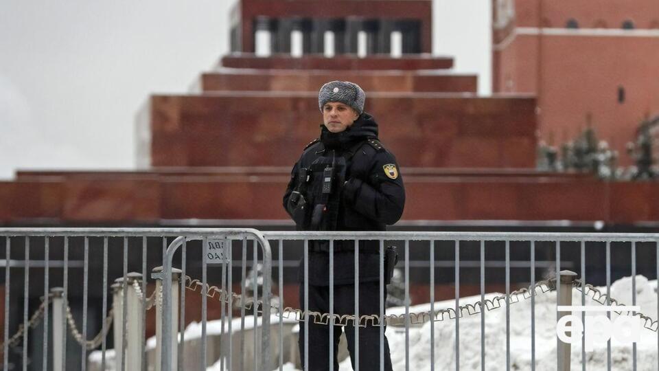 Російські правоохоронці затримали чоловіка, який приблизно опівночі спробував відчинити двері до мавзолею, де лежить тіло Леніна