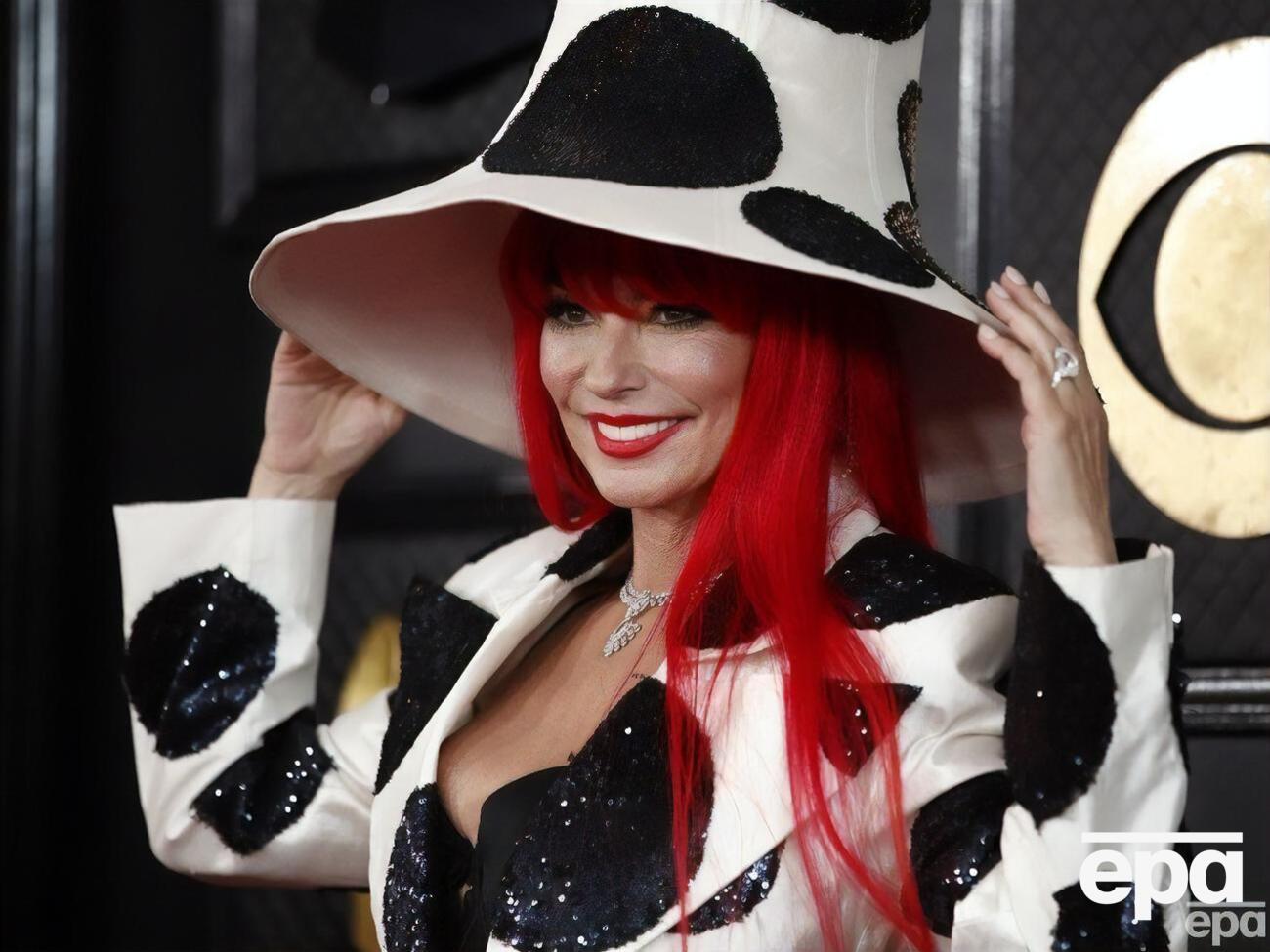 Канадська співачка Шаная Твейн обрала білий костюм у чорний горох