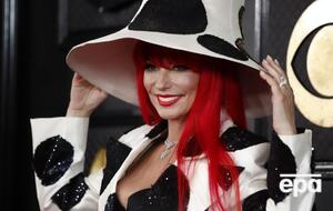 Канадська співачка Шаная Твейн обрала білий костюм у чорний горох