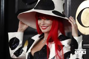 Канадська співачка Шаная Твейн обрала білий костюм у чорний горох