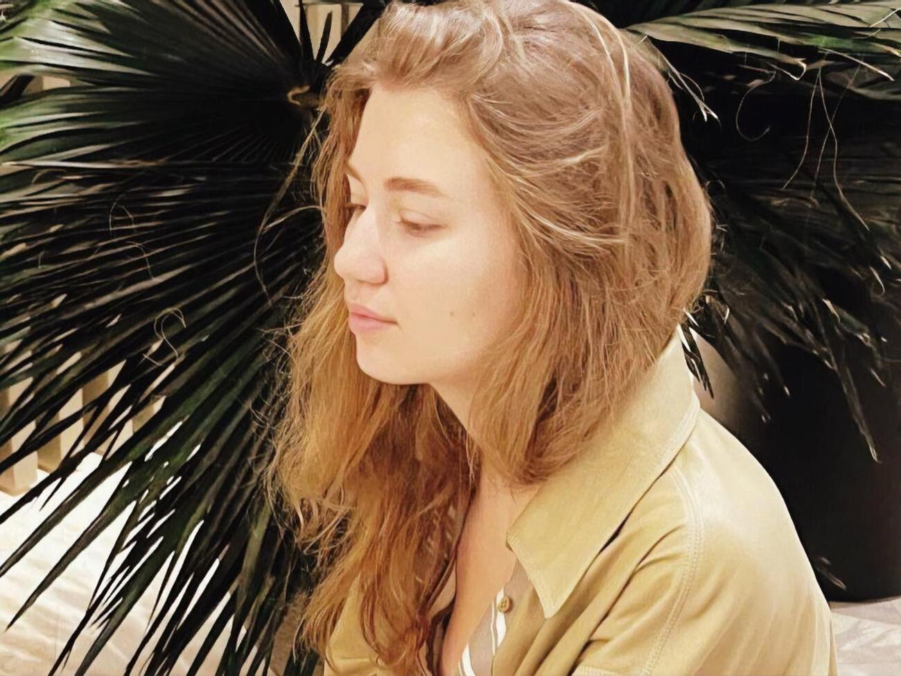 Nora Polinnia живет и учится в США