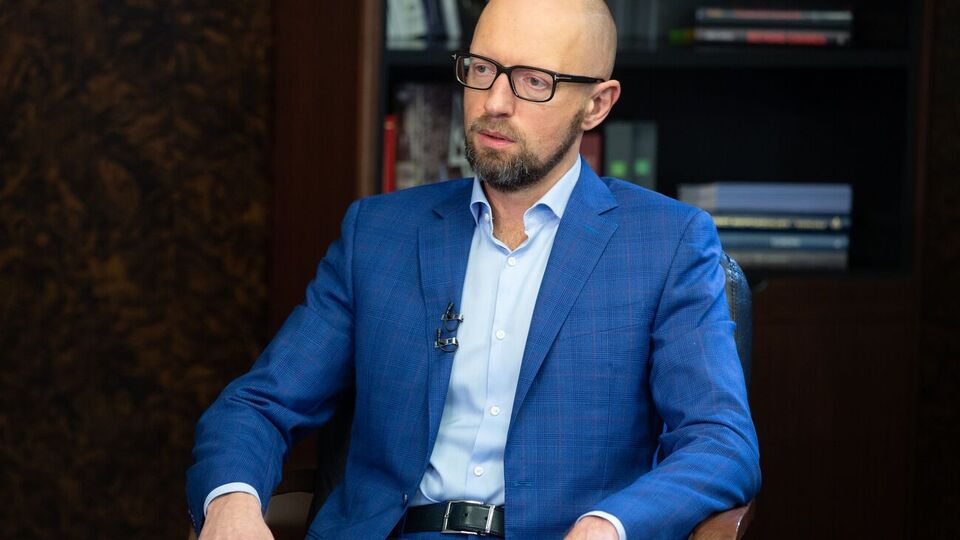Яценюк: Китай фактично починає пересаджувати Росію на юані
