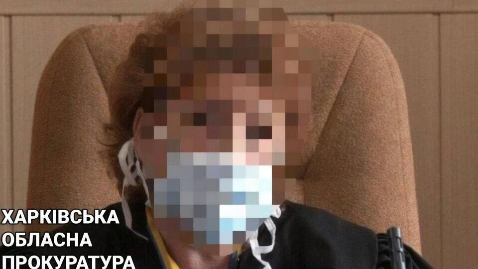 По данным следствия, судья добровольно согласилась сотрудничать с россиянами во время оккупации Волчанска