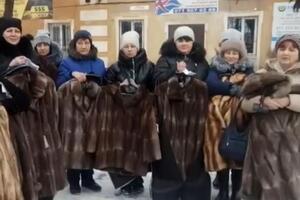 Жінкам дали шуби за чоловіків, які загинули у війні РФ проти України