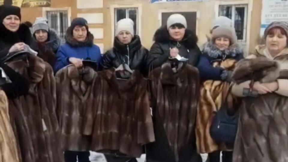 Женщины получили шубы за мужей, погибших в войне РФ против Украины