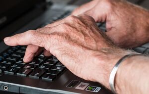 Открытие файла в рассылке может привести к установке программы для наблюдения