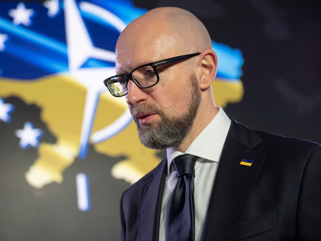 Яценюк отметил, что России в 2022 году пришлось печатать деньги