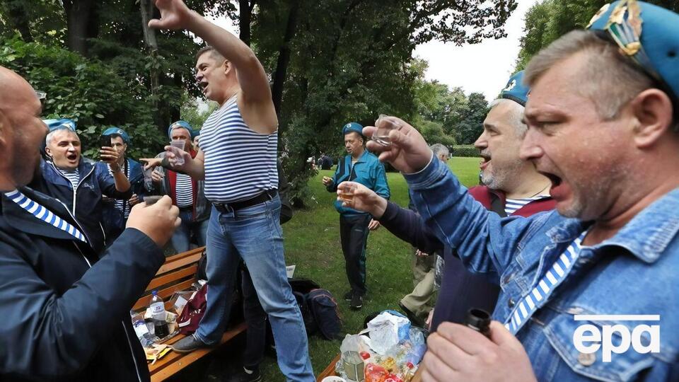 Російські окупанти у Маріуполі тепер не можуть офіційно купити алкоголь