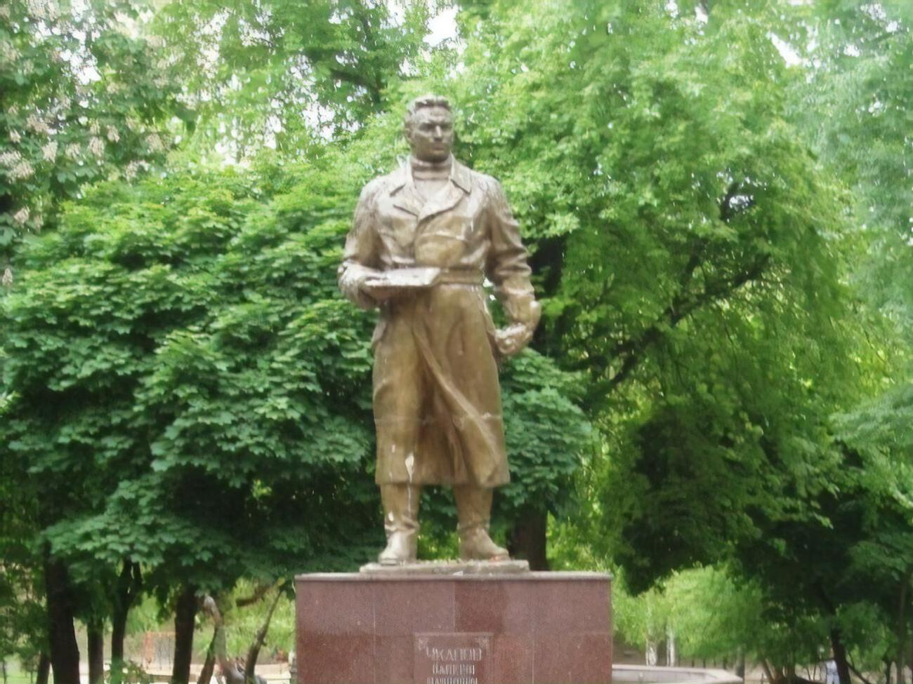 Пам'ятник Чкалову розташований на вулиці Олеся Гончара в Києві