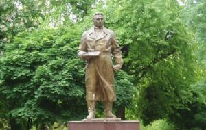 Памятник Чкалову находится на улице Олеся Гончара в Киеве