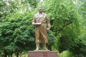 Пам'ятник Чкалову розташований на вулиці Олеся Гончара в Києві