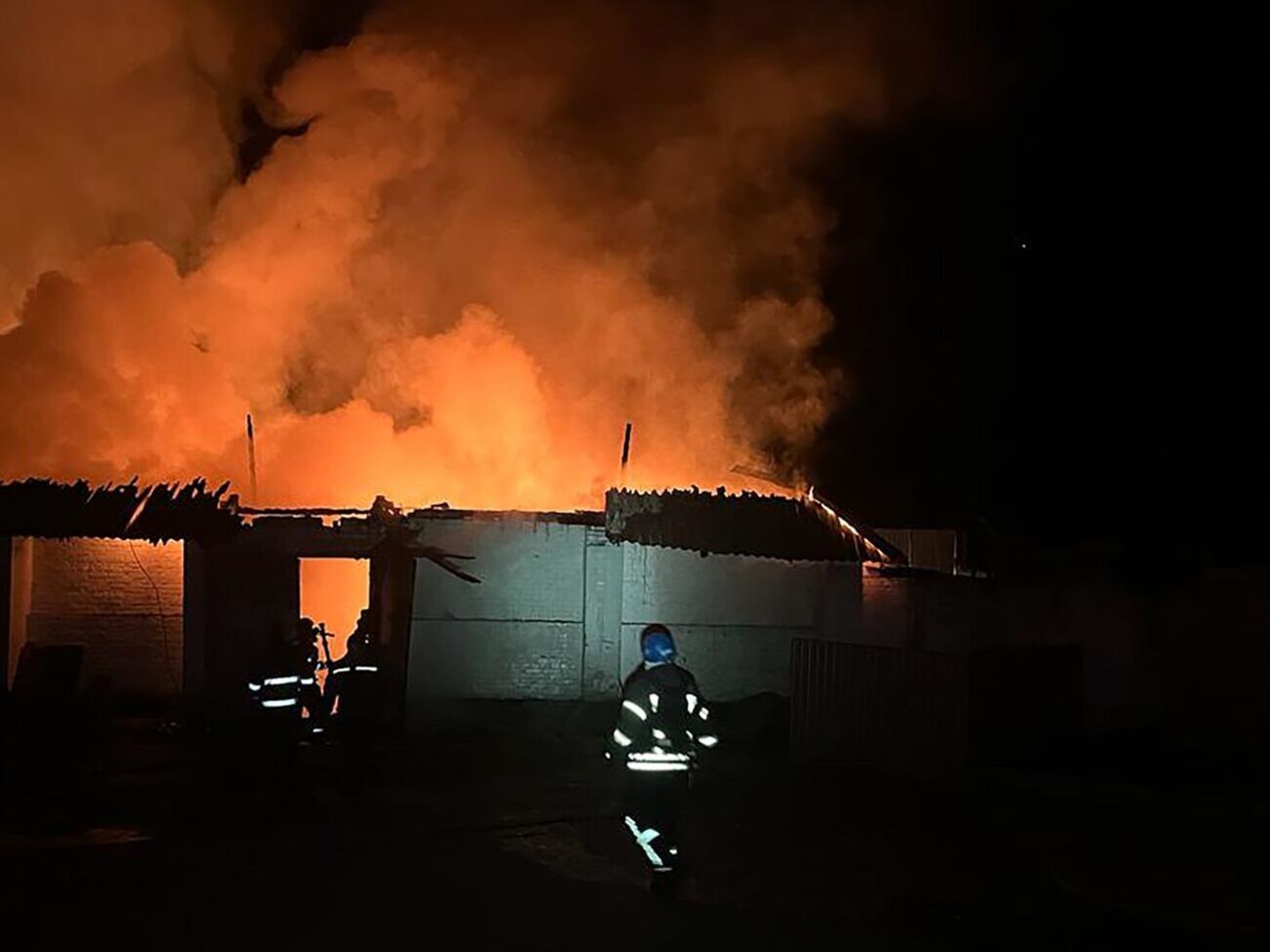 В результате ракетной атаки РФ по Харькову возник пожар на месте одного из прилетов, сообщил мэр