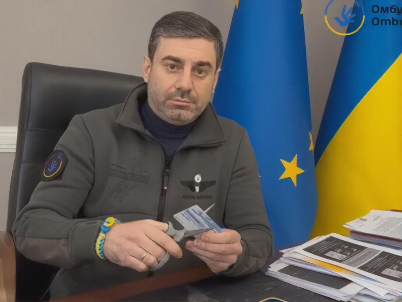 Правозахисник знищив свій членський квиток ЄІО