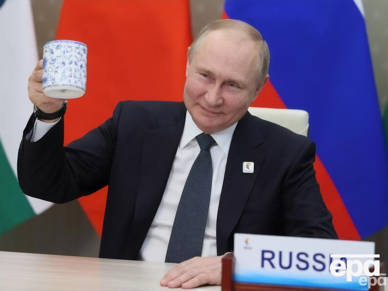 Киселев считает возможным военный переворот, который лишит Путина (на фото) власти