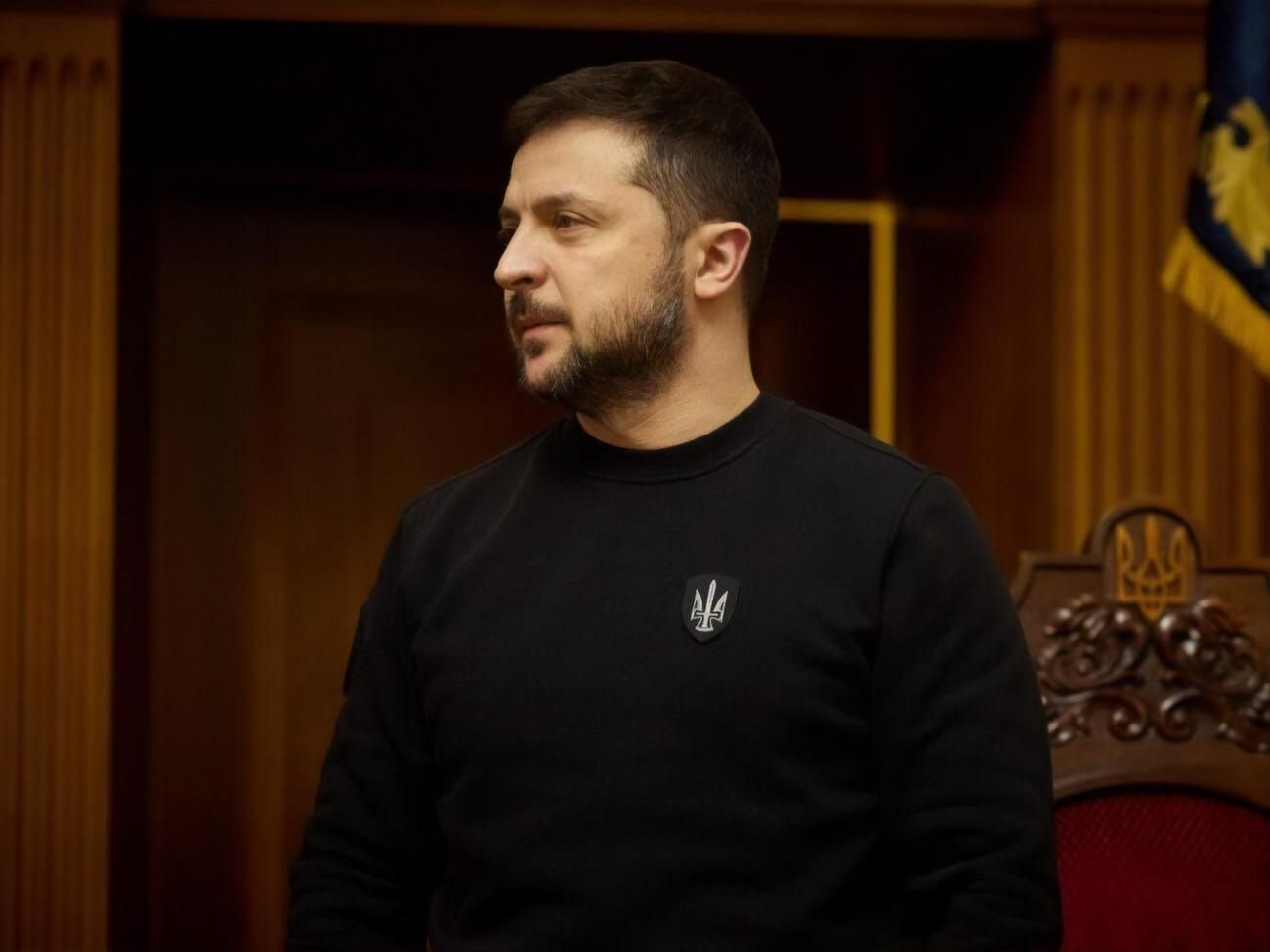 Зеленський прибув у Великобританію з неанонсованим візитом. Він привіз із собою подарунок від українських пілотів &ndash; шолом із написом:&nbsp;"У нас є свобода, дайте крила, щоб її захистити"