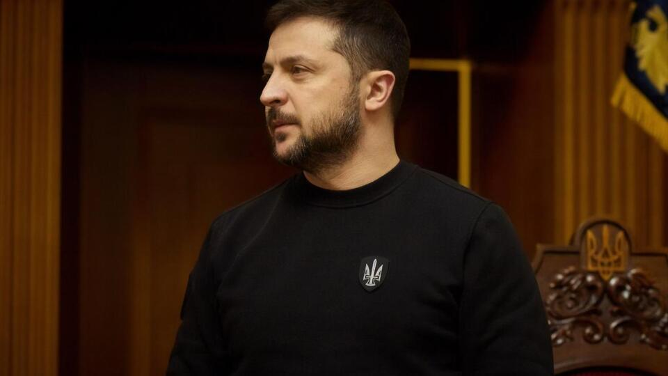Зеленський прибув у Великобританію з неанонсованим візитом. Він привіз із собою подарунок від українських пілотів – шолом із написом: "У нас є свобода, дайте крила, щоб її захистити"