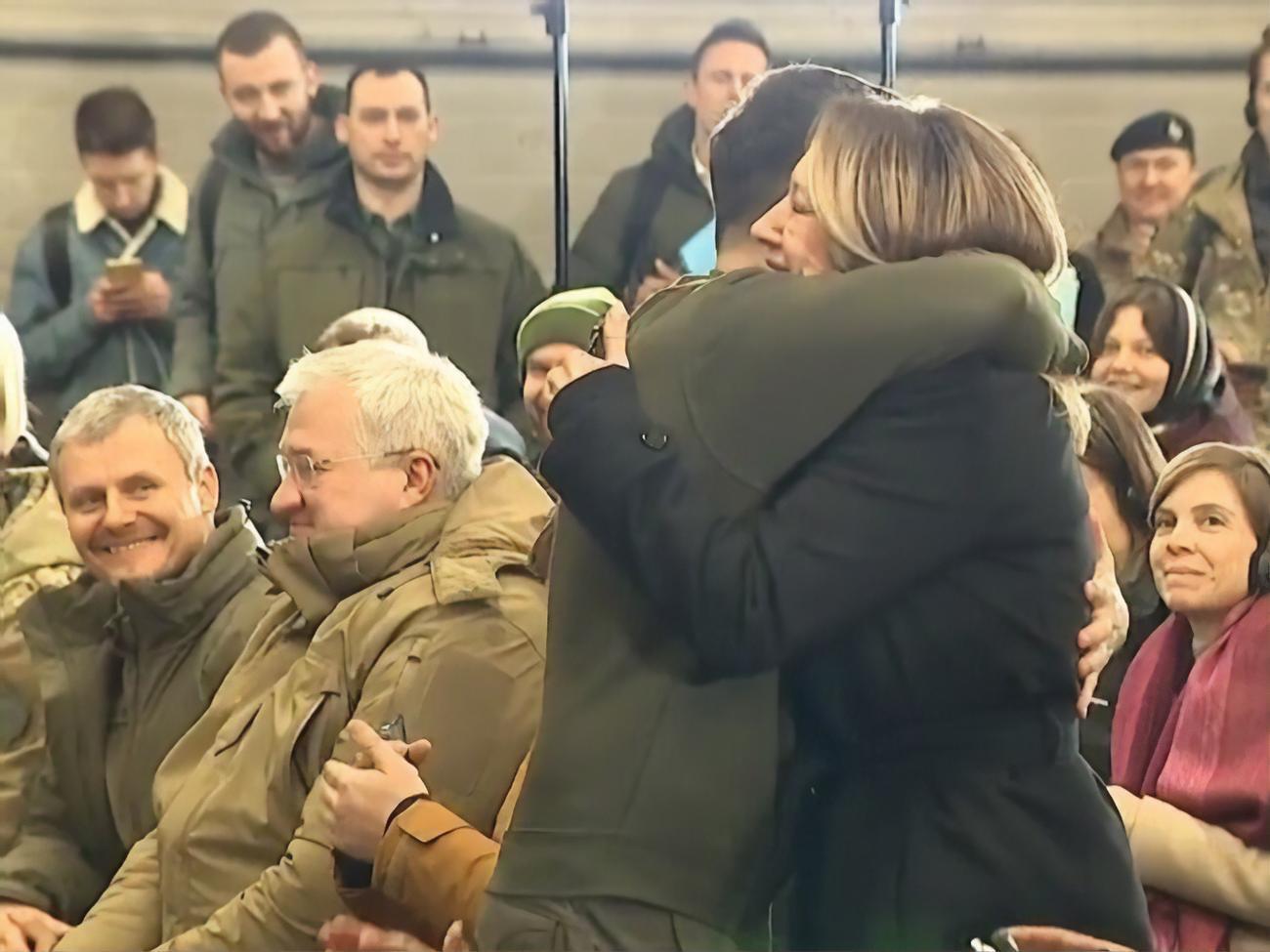 Зеленський сам підійшов до репортерки, яка захотіла його обійняти