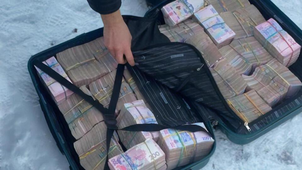 Деньги возили в дорожных чемоданах, отметили в БЭБ