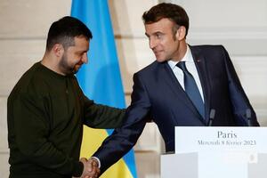 Макрон пообіцяв Зеленському подальшу військову допомогу Україні