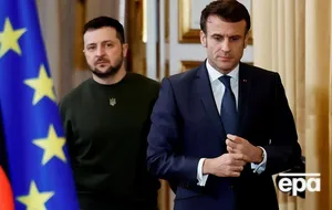 Макрон вручил Зеленскому высший знак отличия Франции